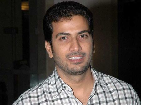 துணி மேட்டரால் நைசாக ஹைதராபாத்திற்கு எஸ்கேப் ஆன நடிகை: புலம்பும் இயக்குனர்