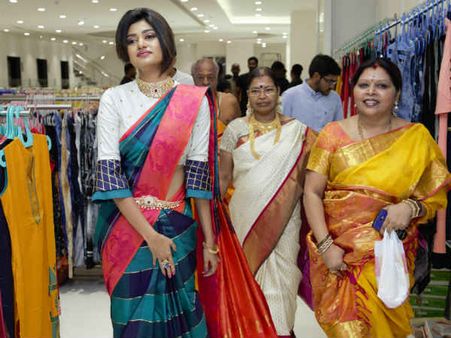 சரவணா ஸ்டோர்ஸ் ரூ.1.5 கோடி சம்பளம் கொடுத்தாங்க, நீங்க பாத்தீங்க?: ஓவியா