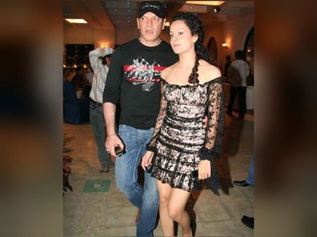 நள்ளிரவில் நடுத்தெருவில் இளம்நடிகையை கதறக் கதற அடித்த சீனியர் நடிகர்