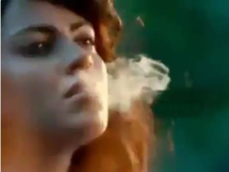 தம்மடித்து மூக்கு வழியாக புகைவிடும் அமலா பால்: வைரலான வீடியோ