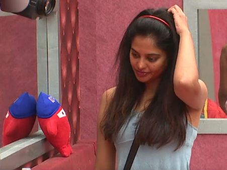 பக்கத்துல வந்த, ஸ்ப்ரே அடிச்சிடுவேன்: சினேகனை விரட்டிய பிந்து