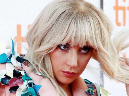 உலகப் புகழ்பெற்ற பாடகிக்கு உடல்நிலை பாதிப்பு - இசை நிகழ்ச்சி ரத்து!