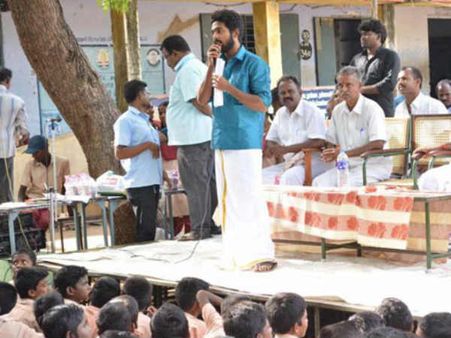 கிராமத்து மக்களை நெகிழ வைத்த ஜி.வி.பிரகாஷ்!