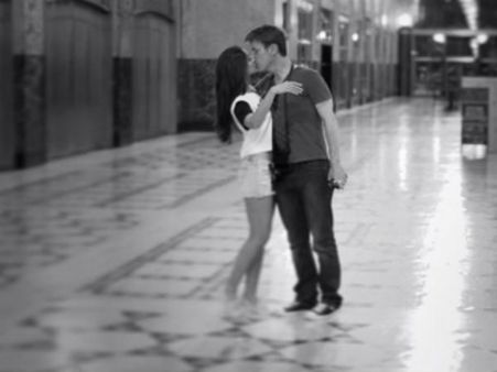 காதலருக்கு லிப் டூ லிப் முத்தம்: போட்டோவை வெளியிட்ட இஞ்சி இடுப்பழகி