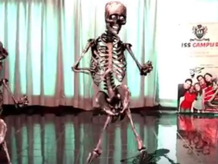 ஜிமிக்கி கம்மலுக்கு எலும்புக்கூடு இந்த ஆட்டம் போடுதே..!