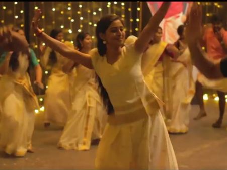 ஜிமிக்கி கம்மல் பாடலுக்கு யார் டான்ஸ் ஆடியிருக்கிறார் என்று பாருங்க! #JimikkiKammal