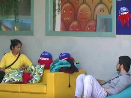 ஜூலி குறும்புக்காரி ஹரீஷை உஷார் பண்ணலாம்னு பாக்குறாப்பா...