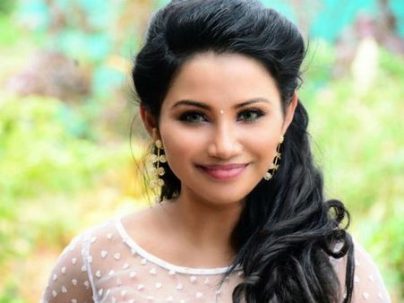 பிரியாவை போல சினிமாவில் அறிமுகமாகும் ‘ருசிக்கலாம் வாங்க’ மீனாட்சி