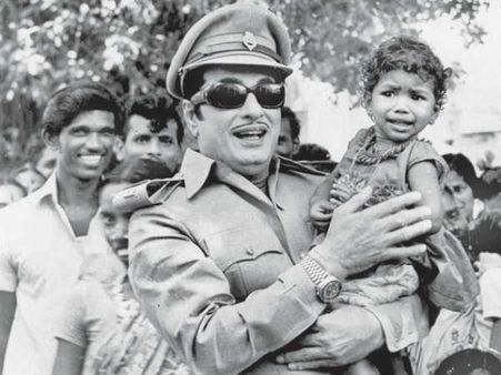 நெஞ்சம் மறப்பதில்லை-26: நம்பியவர்களை பல்லாண்டு வாழ வைத்த எம்ஜிஆர்!