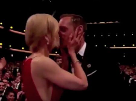 கணவர் கண்முன்பு சக நடிகருக்கு உதட்டில் முத்தம் கொடுத்த பிரபல நடிகை