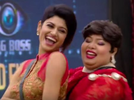 ஓவியா வந்தாச்சேய்... - செல்ஃபி எடுத்து மகிழும் ஹவுஸ்மேட்ஸ் #BiggbossGrandFinale