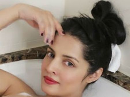 பாத்டப்பில் நிர்வாணமாக இருக்கும் போட்டோவை வெளியிட்ட கர்ப்பவதி நடிகை