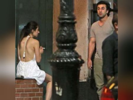 அரைகுறை உடையில் வாரிசு நடிகருடன் தம்மடித்த நடிகை: விமர்சிக்கும் நெட்டிசன்ஸ்