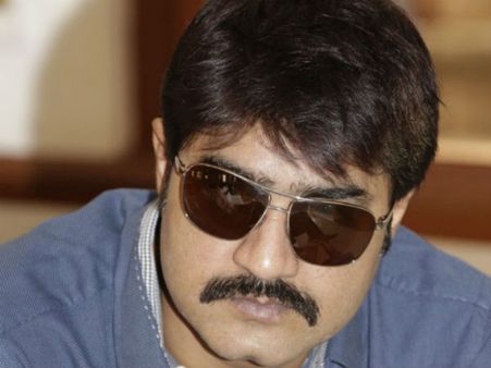 வீட்டுக்குள் புகுந்து தாக்கிய சைக்கோ - பிரபல நடிகருக்கு நேர்ந்த சோதனை!