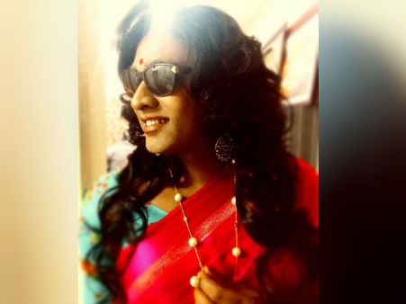 ச்ச்சோ ச்வீட்: இந்த 'பேரழகி' யார் என்று கண்டுபிடிங்க பார்ப்போம் #SuperDeluxe