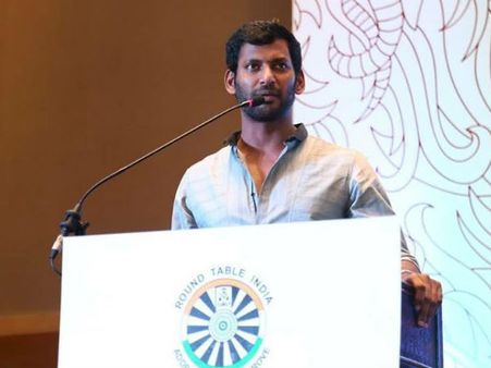 மேடையில் தன்ஷிகாவை அவமதிப்பதா...? - டி ராஜேந்தருக்கு விஷால் கடும் கண்டனம்!