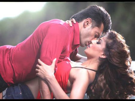 கணவருடன் சேர்ந்து ஆணுறை விளம்பரத்தில் நடித்த இஞ்சி இடுப்பழகி: ஷாக் ஆன திரையுலகம்