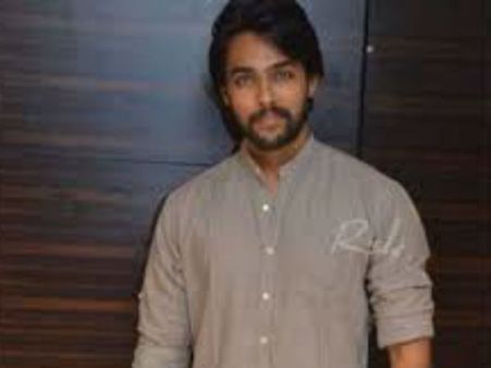 ஆர்மி வேண்டாமே நாம் ஃபேமிலியாக இருப்போம்: ரசிகர்களுக்கு ஆரவ் கோரிக்கை