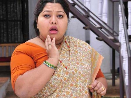 'விஜய் படம் எடுத்த தயாரிப்பாளர்கள் இப்ப எங்கனே தெரியல' - விஜய் ரசிகர்களுடன் ஆர்த்தி மோதல்