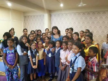 ஹன்சிகா ஸ்டைலில் பிறந்தநாள் கொண்டாடிய அமலா பால்