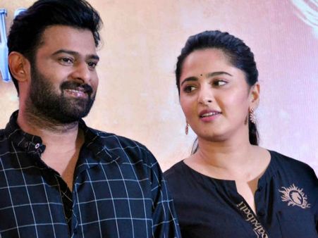 'டார்லிங்' பிரபாஸுக்கு அனுஷ்கா என்ன பிறந்தநாள் பரிசு கொடுத்தார் தெரியுமா?