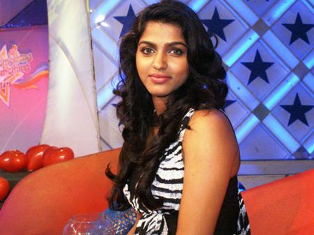 தன்ஷிகா அழுதபோது மேடையில் சிரித்த 2 பேர்: யார் அவர்கள்?