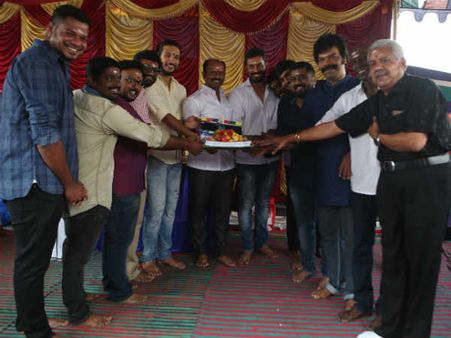 'அடுத்த பஜனை' என்ற அறிவிப்புடன் தொடங்கிய 'இருட்டு அறையில் முரட்டுக் குத்து!' #IAMK