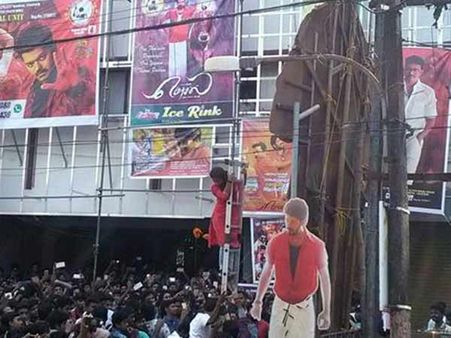 தமிழ் ரசிகர்களை மிஞ்சிய கேரள பெண் ரசிகை..! வைரலாகும் போட்டோ