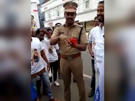 வெறித்தன 'மெர்சல்' ஃபீவர் -ரசிகர்கள் மத்தியில் மேஜிக் செய்த கேரள போலீஸ்காரர்!