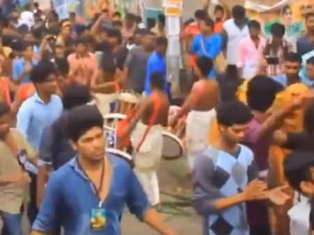 மெர்சல் படத்தை பாட்டுப் பாடி வரவேற்கும் விசிறி படக்குழு!