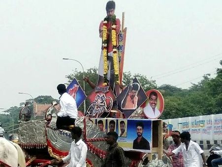 சாரட் வண்டியில் ஜம்முன்னு ஊர்வலமாக வந்த மெர்சல் அரசன் விஜய்