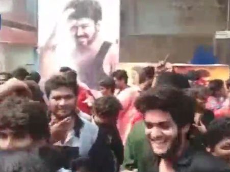 தியேட்டர் முன்பு செம குத்தாட்டம் போட்ட மெர்சல் ரசிகை: வீடியோ இதோ