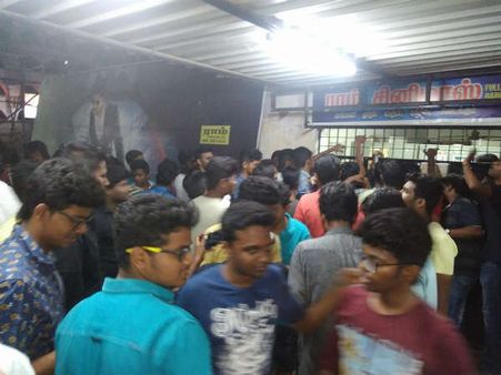 20 நிமிடங்களில் விற்றுத்தீர்ந்த 'மெர்சல்' டிக்கெட் - பிரபல தியேட்டர் நிர்வாகம் ட்வீட்