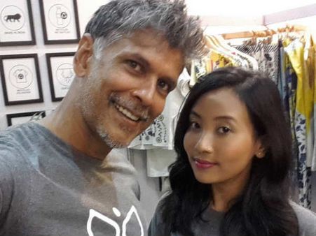 காதலியுடன் செல்ஃபி: இது உங்க மகளா என நடிகரின் கேட்ட ரசிகர்கள்