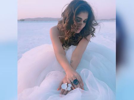 அடியே கொல்லுதே அழகோ அள்ளுதே..: 'ஏஞ்சல்' நயனை பார்த்து லிட்டர் லிட்டரா ஜொள்ளுவிடும் ஃபேன்ஸ்