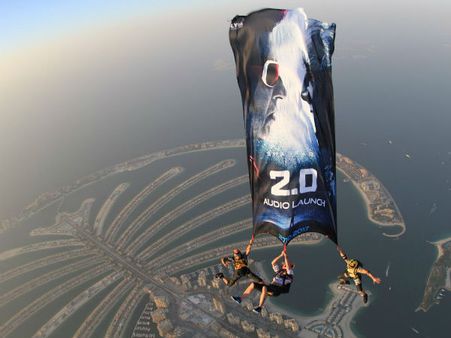 'துபாய் குலுங்க குலுங்க...' - நடுவானில் ரஜினி கொடி பறக்குது!