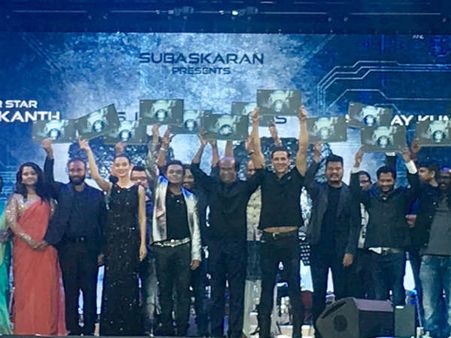 பிரமாண்ட துபாயையே மிரள வைத்த 2.0 இசை வெளியீடு: பாடல்கள் எப்படி இருக்கு?