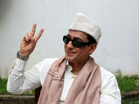 எம்ஜிஆர் வேஷத்துக்கு இவர் பொருத்தமா இருக்காரா?