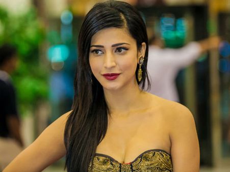 தயாரிப்பாளர்களே, இனியாவது ஸ்ருதி வீட்டு வாசலில் போய் பிச்சை எடுக்காதீங்க: ட்வீட்டிய நடிகர்