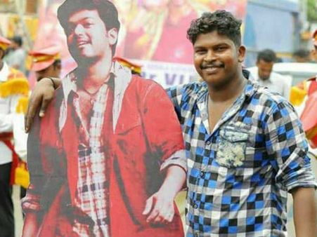 'மெர்சல்' படத்துக்கு கட்-அவுட் வைக்கப் போய் உயிரிழந்தவிஜய் ரசிகர் !