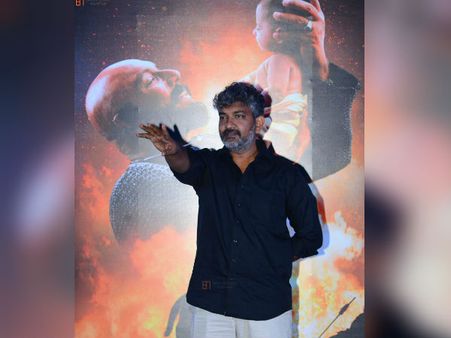 உலக சினிமா ரசிகர்களை திரும்பிப் பார்க்க வைத்த இந்த லெஜண்டுக்கும் இன்றே பிறந்தநாள்