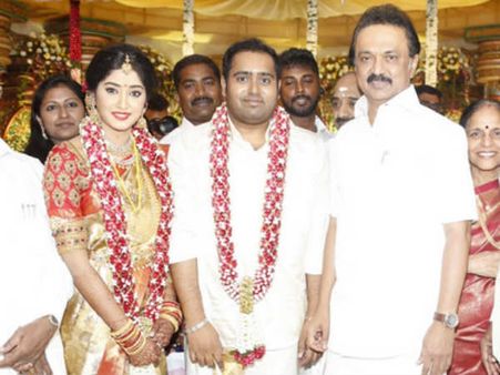 ராஜ் டிவி இயக்குனர் மகளை மணந்த தயாரிப்பாளர் அபினேஷ்: ஸ்டாலின் நேரில் வாழ்த்து