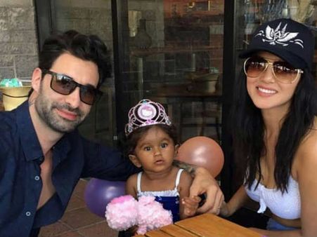 மகளின் 2வது பிறந்தநாளை டிஸ்னிலேண்டில் கொண்டாடிய சன்னி லியோன்