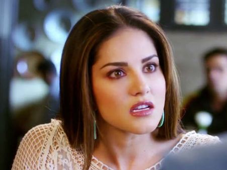 வந்தா சொருகிட வேண்டியது தான்: கத்தியும் கையுமாக சுற்றிய சன்னி லியோன், காரணம்...