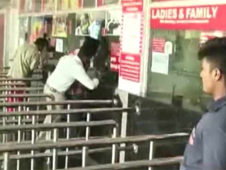 இப்படி தாறுமாறாக சினிமா டிக்கெட் விலை உயர்ந்தால்.. ஆன்லைன் பைரசி எப்படி ஒழியும்?