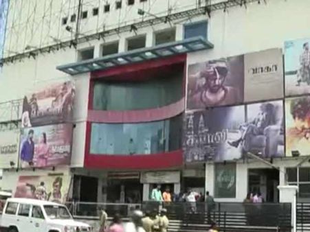 பொறுப்பற்ற அரசு... பேராசை கொண்ட தியேட்டர்கள்.. போங்கய்யா நீங்களும் உங்க சினிமாவும்!