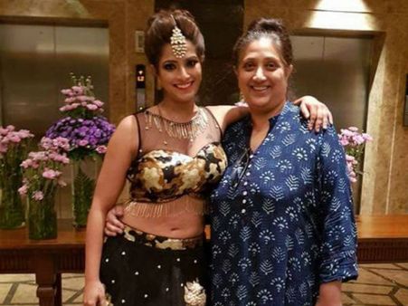 வரலட்சுமியை சூப்பர் வுமனாக இவர்தானாம்... அப்போ ராதிகா..?