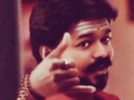 பிரேம்ஜி ஸ்டைலை காப்பியடித்தாரா 'மெர்சல்' தளபதி விஜய்?