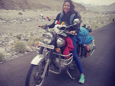 லடாக்கில் கர்நாடகா ரெஜிஸ்டிரேஷன் பைக்கில் அமலா பால்: விடாது துரத்தும் பதிவு எண் பிரச்சனை