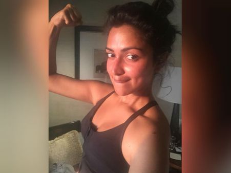 ஆசை ஆசையாய் போட்டோ போட்ட அமலா பால்: முகம் சுளித்த நெட்டிசன்ஸ்